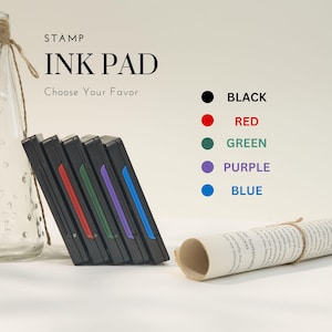 K&ouml;nnte beinhalten: F&uuml;nf Stempelkissen zum Stempeln in Schwarz, Rot, Gr&uuml;n, Lila und Blau. Die Stempelkissen sind &uuml;bereinander gestapelt. Der Text "STAMP INK PAD Choose Your Favor" befindet sich oben im Bild. Der Text "BLACK, RED, GREEN, PURPLE, BLUE" befindet sich rechts im Bild.