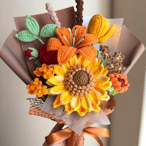 Handgefertigter Häkelblumenstrauß aus Sonnenblumen, Lilien, Tulpen - Garnblumen - Gestrickte Blumenarrangement-Geschenke, Wohnkultur oder Hochzeiten, perfektes Geschenk für sie