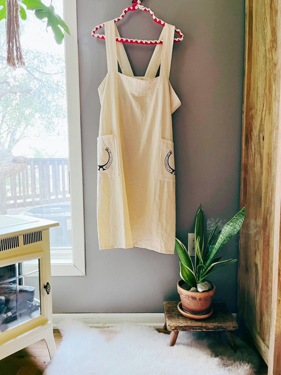 Versatile Cotton Linen Crossback Apron for Creative and Practical Use