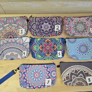 Estuche con cremallera con diseño de mandala o flores. Interior impermeable. Pulsera de nailon gratis