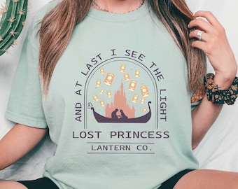 Camisa retro de Rapunzel enredada con colores cómodos, camisa floral de Rapunzel, camisa de princesa de Disney de WDW, camisa de linternas enredadas, camisa de viaje de niña de Disney