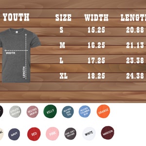 Puede incluir: Tabla de tallas de camiseta para j&oacute;venes con medidas en pulgadas. La tabla muestra el ancho y la longitud de la camiseta en las tallas S, M, L y XL. La tabla tambi&eacute;n incluye una paleta de colores con 12 opciones de colores diferentes.