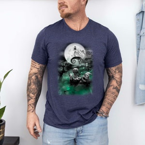 K&ouml;nnte beinhalten: Ein marineblaues T-Shirt mit einem Grafikdruck von Jack Skellington aus Nightmare Before Christmas. Die Grafik zeigt Jack Skellington, der auf einem H&uuml;gel steht, mit einem Vollmond hinter ihm.