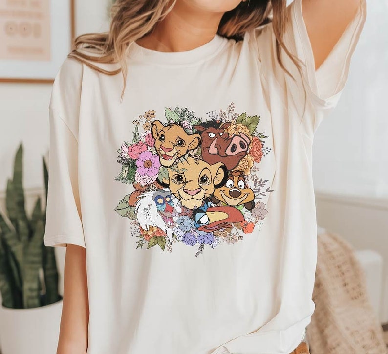 chemise vintage Disney Le roi lion, t-shirt floral Animal Kingdom, t-shirt Simba, chemise Timon, t-shirt Pumbaa, t-shirt voyage en famille Disney image 1