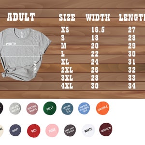 Puede incluir: Tabla de tallas para camisetas de adulto con medidas en pulgadas. La tabla muestra las medidas de ancho y largo para las tallas XS a 4XL. La tabla est&aacute; sobre un fondo de madera. Los colores disponibles son: Negro, Gris deportivo, Malva jaspeado, Kelly, Verde azulado jaspeado, Azul Columbia jaspeado, Naranja, Natural, Azul marino, Rojo, Rosa, Gris oscuro jaspeado, Blanco y Marr&oacute;n.