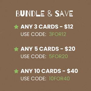 Pode incluir: Um fundo castanho com texto branco que diz "BUNDLE & SAVE". Existem tr&ecirc;s ofertas para comprar v&aacute;rios cart&otilde;es. A primeira oferta &eacute; para 3 cart&otilde;es &agrave; escolha por $12, use o c&oacute;digo 3FOR12. A segunda oferta &eacute; para 5 cart&otilde;es &agrave; escolha por $20, use o c&oacute;digo 5FOR20. A terceira oferta &eacute; para 10 cart&otilde;es &agrave; escolha por $40, use o c&oacute;digo 10FOR40.
