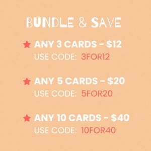 Op de afbeelding: Een afbeelding met witte tekst op een perzikkleurige achtergrond. De tekst luidt "BUNDLE & SAVE" en geeft drie opties voor het kopen van meerdere kaarten met korting. De opties zijn "ANY 3 CARDS - $12 USE CODE: 3FOR12", "ANY 5 CARDS - $20 USE CODE: 5FOR20", en "ANY 10 CARDS - $40 USE CODE: 10FOR40".
