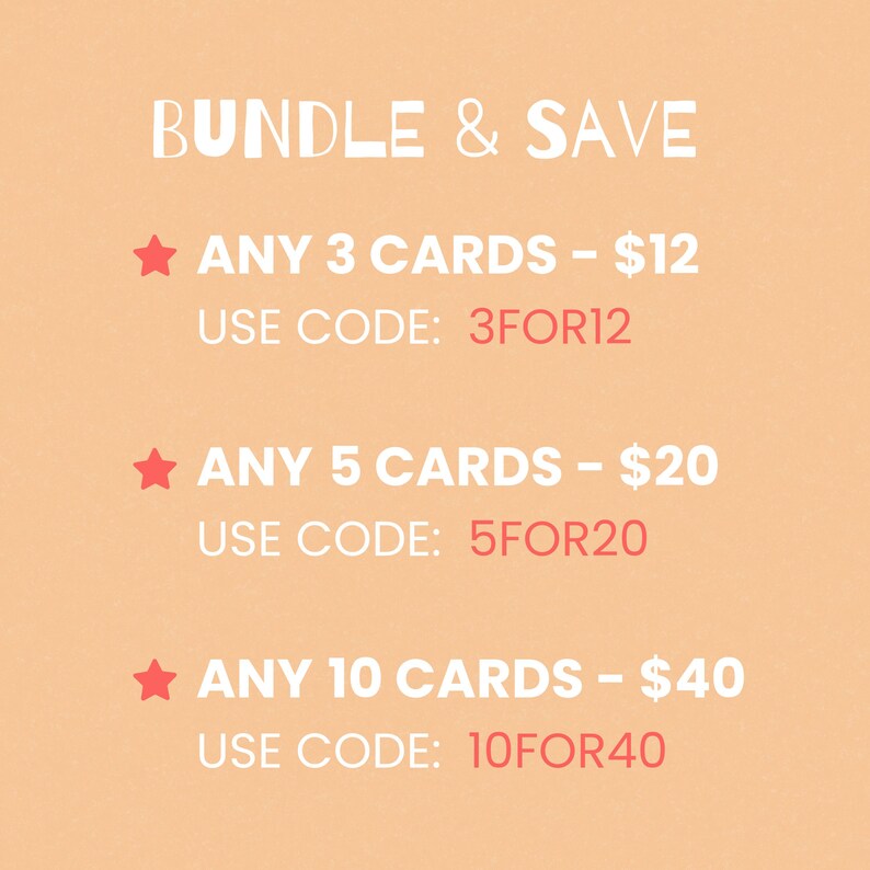 Op de afbeelding: Een afbeelding met witte tekst op een perzikkleurige achtergrond. De tekst luidt "BUNDLE & SAVE" en geeft drie opties voor het kopen van meerdere kaarten met korting. De opties zijn "ANY 3 CARDS - $12 USE CODE: 3FOR12", "ANY 5 CARDS - $20 USE CODE: 5FOR20", en "ANY 10 CARDS - $40 USE CODE: 10FOR40".