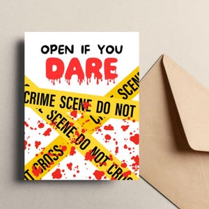 Halloween-wenskaart openen als je durft, griezelige bloedige scène, grappige kaart met horrorthema, griezelige politietape, enge kaart voor horrorliefhebbers