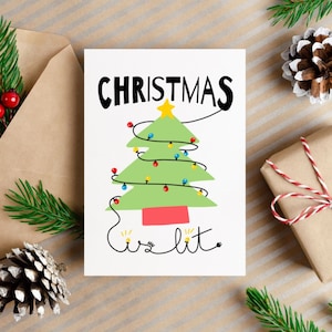 Wenskaart Christmas Is Lit-kaart Leuke boomkaart Kerstverlichtingskaart Leuke kunstkaart Kerstman decemberkaart Vuren grenen kaart Originele kunst