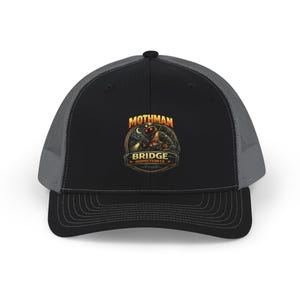 Mothman Bridge Inspection Co. Tryckt Snapback-keps | Trucker Mesh Baksida