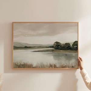 Pôster com paisagem de lago nublado e melancólico | Impressão artística em papel com rio em tons terrosos suaves