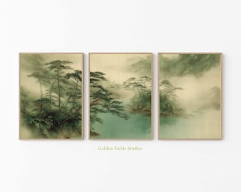 Op de afbeelding: Set van drie ingelijste kunstdrukken met een sereen landschap met bomen en water. Het kunstwerk heeft een vintage esthetiek met zachte groene en beige tinten, die een gevoel van rust oproepen. De tekst "Golden Fields Studios" staat onderaan.