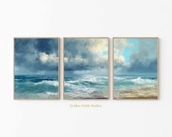 Può includere: Set di tre stampe artistiche incorniciate raffiguranti una scena oceanica con onde e un cielo nuvoloso. L'opera d'arte utilizza tonalità di blu, bianco e beige, concentrandosi sul mare e sul cielo. Il testo "Golden Fields Studios" è in basso.