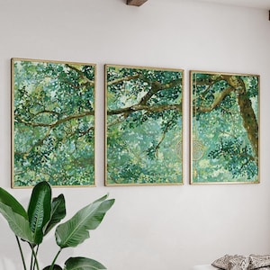 Könnte beinhalten: Dreiteiliges Set gerahmter Kunstdrucke, die ein üppiges grünes Baumkronendach darstellen. Die Kunstwerke zeigen detaillierte Äste und Blätter in Grün- und Blautönen mit goldenen Rahmen. Ein Druck enthält einen Traumfänger.