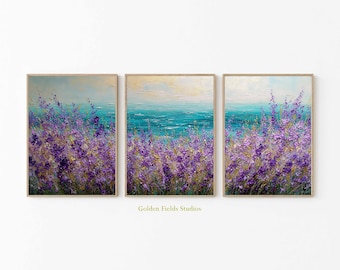 Peut inclure: Ensemble de trois peintures encadrées représentant un paysage. Chaque œuvre montre un champ de fleurs violettes au premier plan, avec une mer turquoise et un ciel en arrière-plan. Les peintures sont dans des cadres en bois.