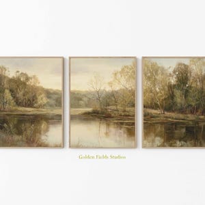 Könnte beinhalten: Set aus drei gerahmten Landschaftskunst-Drucken. Jeder Druck zeigt eine ruhige Wasserlandschaft mit Bäumen und Reflexionen in gedämpften Tönen von Grün, Braun und Beige. Das Kunstwerk erzeugt ein Gefühl von Ruhe und natürlicher Schönheit.