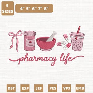 Könnte beinhalten: Rosa Stickdesign mit Apotheken-Elementen: eine Schleife, eine Pillenflasche, Mörser und Stößel, Pillen und ein Getränk. Der geschwungene Text lautet "pharmacy life". Enthält die Größen 10,16 cm, 12,7 cm, 15,24 cm, 17,78 cm und 20,32 cm.