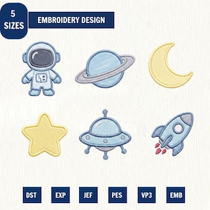 Może przedstawiać: Wzór haftu z sześcioma naszywkami o tematyce kosmicznej: astronauta, planeta z pierścieniami, półksiężyc, gwiazda, UFO i rakieta. Projekt zawiera tekst "5 SIZES" i "EMBROIDERY DESIGN".