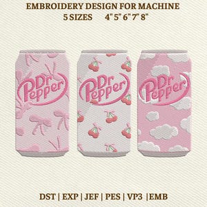Könnte beinhalten: Stickdesign mit drei rosa Dr. Pepper-Limonadendosen mit verschiedenen Mustern. Die Dosen zeigen das Dr. Pepper-Logo in Rosa. Muster sind Schleifen, Kirschen und Wolken. Erhältlich in 5 Größen: 10 cm, 13 cm, 15 cm, 18 cm und 20 cm.
