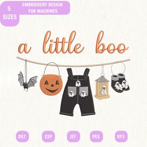 以下が含まれることがあります： 機械刺繍用デザイン。オレンジ色の「a little boo」という文字の下に物干しロープが描かれている。吊るされたアイテムは、灰色のコウモリ、オレンジ色のカボチャのバケツ、お化けのポケットが付いた黒いオーバーオール、金色のランタン、黒いベビー用ブーティである。