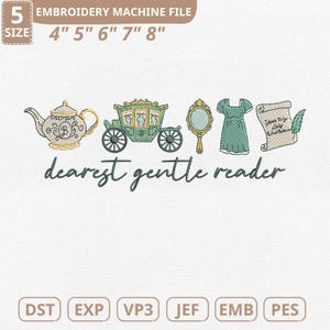 Op de afbeelding: Een borduurmachinebestand met geborduurde afbeeldingen van een theepot, koets, spiegel, jurk en perkament. De tekst "dearest gentle reader" staat onder de afbeeldingen. De bestandsgroottes zijn 10,16 cm, 12,7 cm, 15,24 cm, 17,78 cm en 20,32 cm.