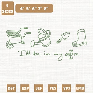 Könnte beinhalten: Grüne Strichzeichnung von Gartengeräten: Schubkarre, Gießkanne, Spaten und Stiefel. Text: "I'll be in my office". Größen: 10,16 cm, 12,7 cm, 15,24 cm, 17,78 cm und 20,32 cm.