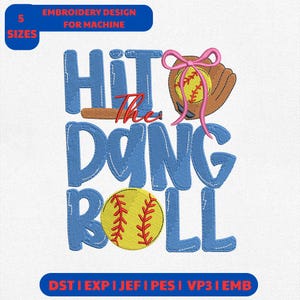 Könnte beinhalten: Ein Stickdesign mit dem Text "Hit the Dang Ball" in Blau, mit einem Softball, einem Handschuh und einer Schleife. Das Design enthält den Text "Embroidery Design for Machine" und "5 Sizes".