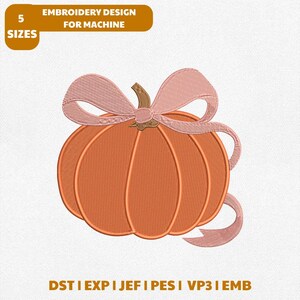 Pode incluir: Um design de bordado para máquina apresentando uma abóbora laranja com um caule castanho e uma fita rosa claro atada num laço no topo. O texto 5 SIZES EMBROIDERY DESIGN FOR MACHINE e os formatos DST, EXP, JEF, PES, VP3, EMB são visíveis.