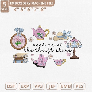 Puede incluir: Un diseño de archivo de máquina de bordar con temática vintage. El diseño incluye una tetera, botas, libros, un sombrero y una lámpara, con el texto "meet me at the thrift store". Tamaños disponibles: 10 cm, 13 cm, 15 cm, 18 cm, 20 cm.