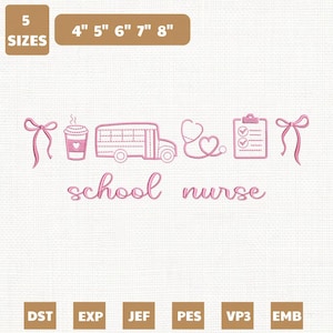 Peut inclure: Motif de broderie rose avec les mots "school nurse" et des icônes associées : tasse à café, bus scolaire, stéthoscope et presse-papiers. Disponible en 5 tailles, de 10,16 cm à 20,32 cm.