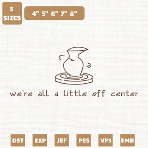Könnte beinhalten: Eine braune Strichzeichnung einer Töpferscheibe mit einer Vase darauf und dem Text "we're all a little off center." Das Bild enthält auch Größenoptionen: 10 cm, 13 cm, 15 cm, 18 cm und 20 cm.
