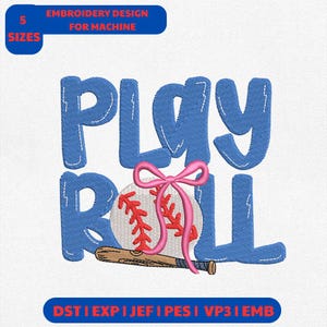 Könnte beinhalten: Ein Stickdesign mit den Worten "PLAY BALL" in Blau, einem Baseball und einer rosa Schleife. Ein Baseballschläger befindet sich unten. Das Design enthält den Text "EMBROIDERY DESIGN FOR MACHINE" und "5 SIZES".