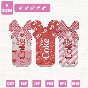 Könnte beinhalten: Drei Diet Coke-Dosen-Designs mit Schleifen, Herzen und dem Text "XO" und "Diet Coke". Die Dosen sind in Rot- und Rosatönen gehalten, mit Größen von 10 bis 20 cm. Das Bild zeigt auch Stickdateiformate.