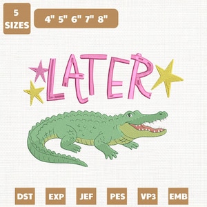 Puede incluir: Diseño de bordado con un cocodrilo verde y la palabra "LATER" en rosa, acentuado con estrellas amarillas y rosas. El diseño está disponible en 5 tamaños, de 10,16 cm a 20,32 cm.