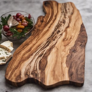 Tablero grande de charcutería de borde vivo de madera de olivo salvaje grabado personalizado