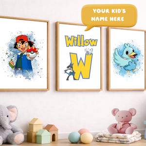 Op de afbeelding: Drie ingelijste wandposters met aquarel-stijl illustraties van anime-personages en een grote gele letter W met de tekst Willow. Een gele tekstballon boven de middelste poster bevat de tekst YOUR KID'S NAME HERE.