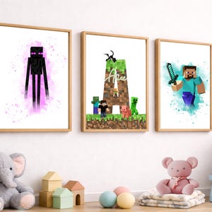 Könnte beinhalten: Drei gerahmte Wandbilder mit Minecraft-Figuren. Der linke Druck zeigt einen Enderman mit violetten Aquarellspritzern. Der mittlere Druck zeigt einen großen Buchstaben A aus Gras- und Erdblöcken mit verschiedenen Charakteren. Der rechte Druck zeigt Steve mit einem Schwert.