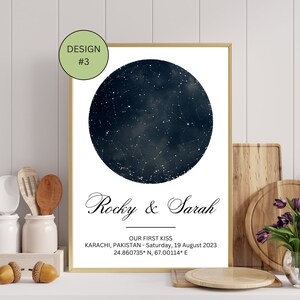 Puede incluir: Una impresión de mapa de estrellas en blanco y negro con los nombres "Rocky & Sarah" y el texto "OUR FIRST KISS KARACHI, PAKISTAN - Saturday, 19 August 2023 24.860735* N, 67.00114* E".