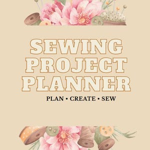 Może przedstawiać: Beżowa okładka planera z tytułem SEWING PROJECT PLANNER oraz tekstem PLAN • CREATE • SEW. Projekt zawiera akwarelowe ilustracje różowych kwiatów, drewnianych guzików, szpulek nici, szpilek krawieckich oraz złotych nożyczek na górze i dole.