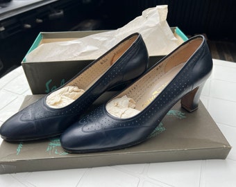 Vintage Salvatore Ferragamo Navy Italian Leather Shoes Size 6.5