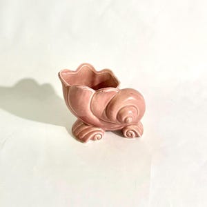 Vintage rosa keramisk kruka med snäckskal | Keramikvas, Keramikvas | Kustdekor, Soffbordsdekor, Badrumsbricka, Hylldekor