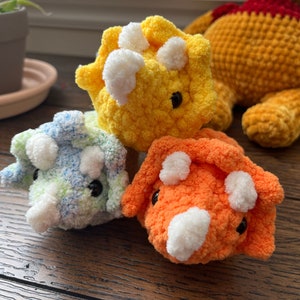 ミディアムクロシェトリケラトプス、手作りトリケラトプス、あみぐるみ、ぬいぐるみ、小さなトリケラトプス、家の装飾、オーダーメイド