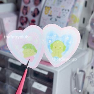 Silly Green Pal Heart Locket | Adesivo à prova d&#39;água | Adesivo holográfico
