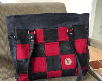 bolso bandolera upcycled de piel negra combinado con jeans negros y tela roja, shopper upcycled de piel y tela, bolso bandolera