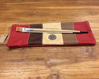 lederen etui voor penselen of breinaalden, etui van leerresten voor penselen.