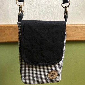 borsa per telefono riciclata, borsa per telefono fatta a mano, borsa a tracolla riciclata, piccola borsa a tracolla pratica, borsa a tracolla