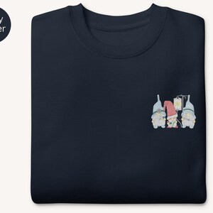 Gnomo infermiere ricamato, maglione gnomo infermiere, felpa infermiera per le feste, regalo di Natale per nuova infermiera, gnomo infermiere NICU PICU ICU
