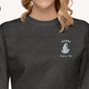 Felpa sportiva da infermiera ricamata con nome personalizzato, felpa da infermiera per le feste, maglione da infermiera gnomo, regalo di laurea per infermiera, RN
