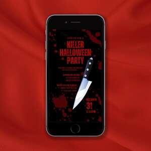 以下が含まれることがあります： スマートフォンにはハロウィーンパーティーの招待状が表示されています。黒い画面には赤い飛沫、テキスト「Killer Halloween Party」、ナイフのグラフィックが表示されています。日付は10月31日です。